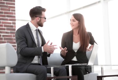 İki arkadaşları yeni iş stratejisi üzerinde çalışma