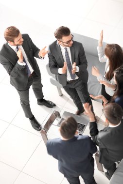 Mutlu başarılı iş takım yüksek Beşli veren jest inci