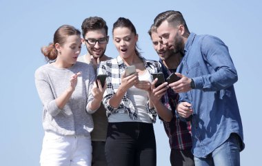 portre. akıllı telefonlar kullanan öğrenciler grup.