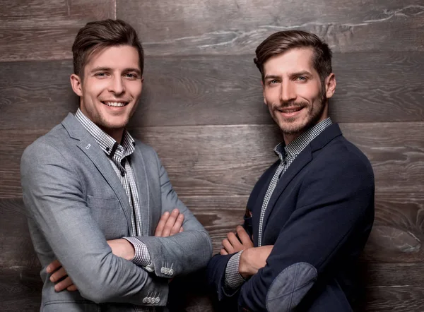 Dwaj młodzi biznesmeni na szarym tle — Zdjęcie stockowe