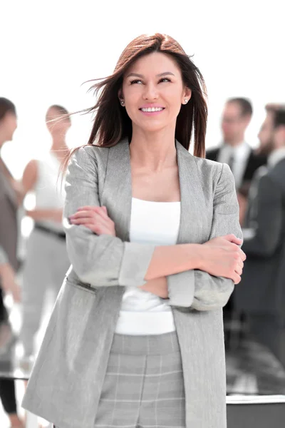 Крупним планом.портрет успішної бізнес-леді на розмитому офісному фоні — стокове фото