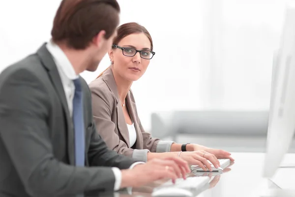 Närbild.business kollegor sitter vid skrivbordet — Stockfoto