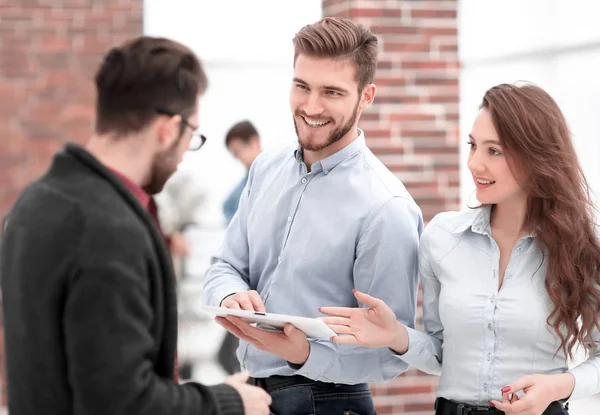 Equipo de negocios con tablet en oficina . — Foto de Stock