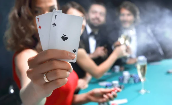 Grupo adulto celebrando amigo ganar blackjack — Foto de Stock