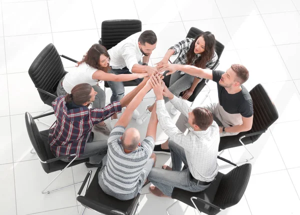 Vista desde la parte superior. equipo de negocios muestra su unidad —  Fotos de Stock