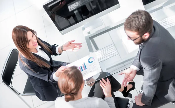 Top view.business team bespreken nieuwe financiële project — Stockfoto