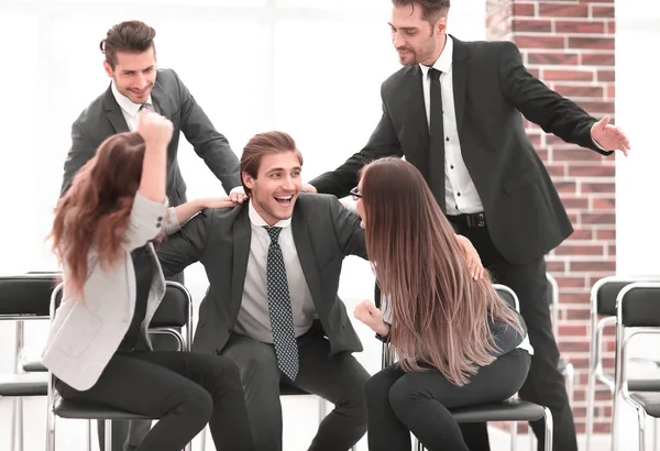 İş adamları başarı kutlamak için kızartma sarılma