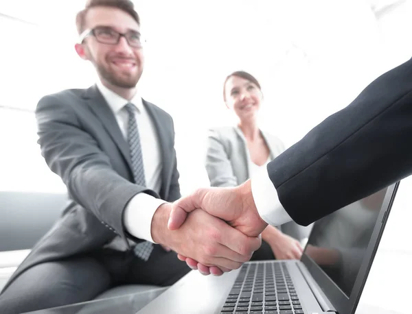 Fechar. confiante handshake colegas no escritório — Fotografia de Stock