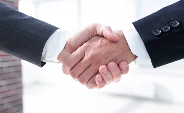 Closeup.handshake de los socios comerciales en la oficina —  Fotos de Stock