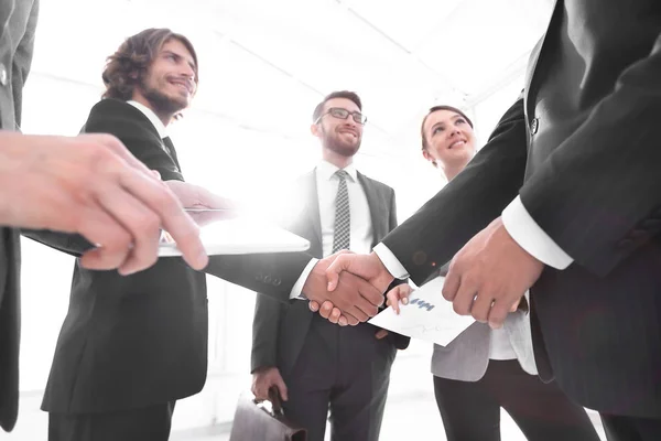 Mitarbeiter betrachten Geschäftspartner beim Händedruck — Stockfoto