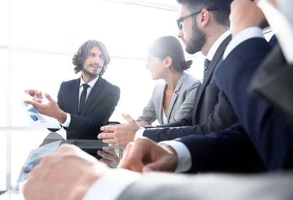 Equipo de negocios discutiendo una nueva presentación . — Foto de Stock