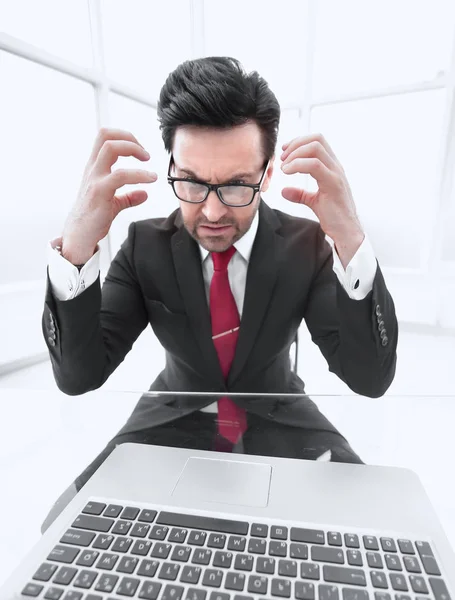 Close up.businessman looking at laptop screen. — Stock Photo, Image