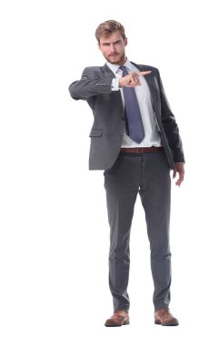 tam büyüme. yan işaret eden ciddi işadamı.