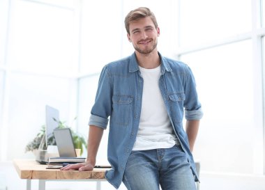 ofiste ayakta başarılı genç girişimci