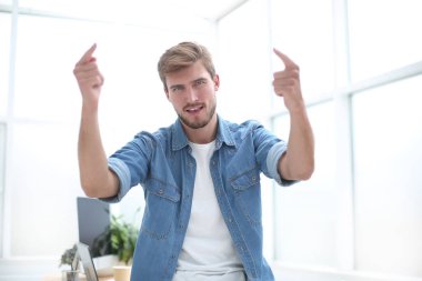 yakın kapatın. kendinden emin genç işadamı başparmak gösteren