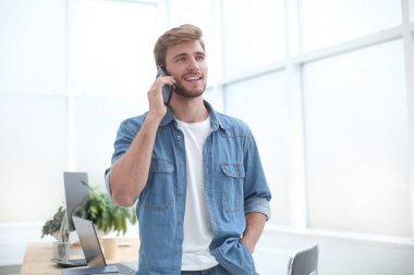 ofiste bir akıllı telefon konuşuyor genç girişimci