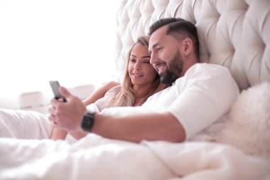 yakın kapatın. akıllı telefonda e-posta okuyan genç çift