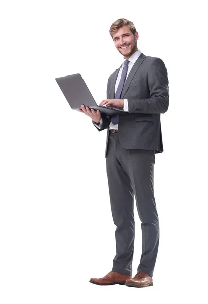 En pleno crecimiento. hombre de negocios de pie con portátil abierto — Foto de Stock