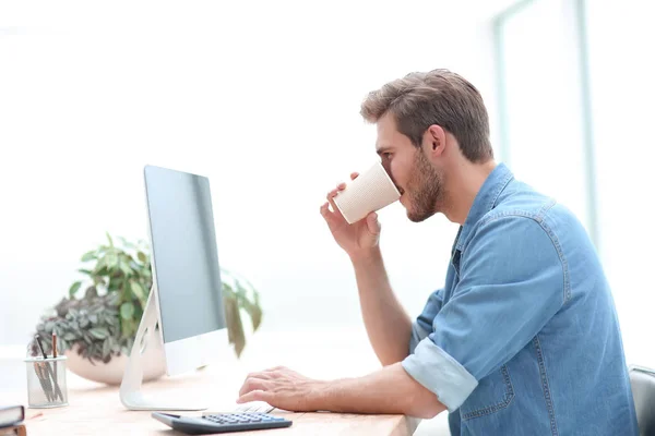 Fecha. jovem empresário feliz olhando para sua tela de computador . — Fotografia de Stock