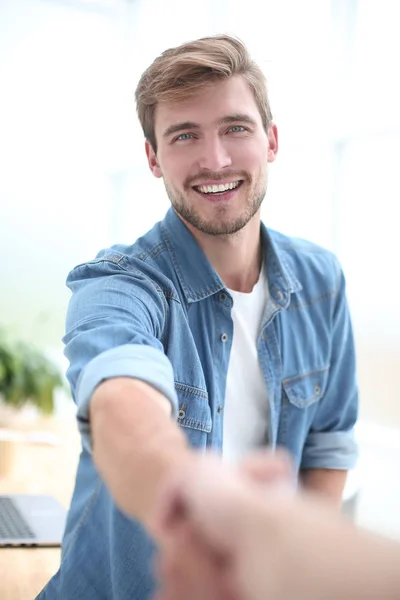 Zelfverzekerde jonge man die zijn hand vasthoudt voor een Handshake — Stockfoto