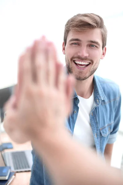 De cerca. sonriente joven dando choco cinco — Foto de Stock