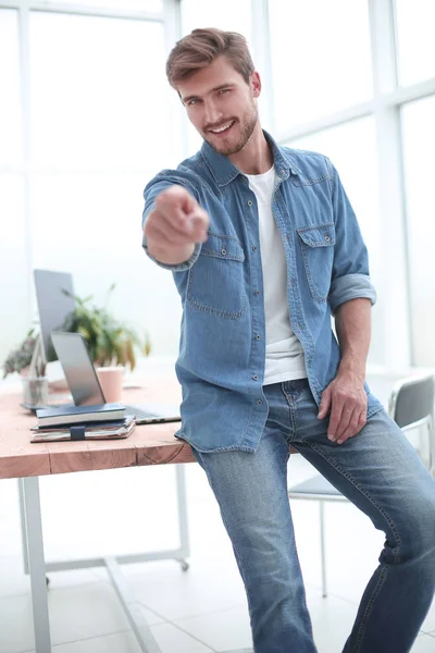 På nära håll. säker ung affärsman pekar på dig — Stockfoto