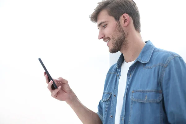 De cerca. joven hombre leyendo e-mail en su teléfono inteligente . — Foto de Stock