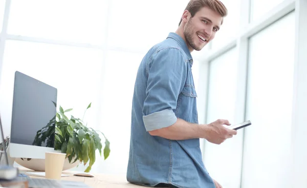 Joven hombre de negocios elegir un contacto en su teléfono inteligente . — Foto de Stock