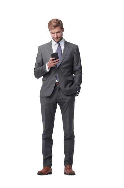 In volle groei. zakenman leest een bericht op zijn smartphone — Stockfoto