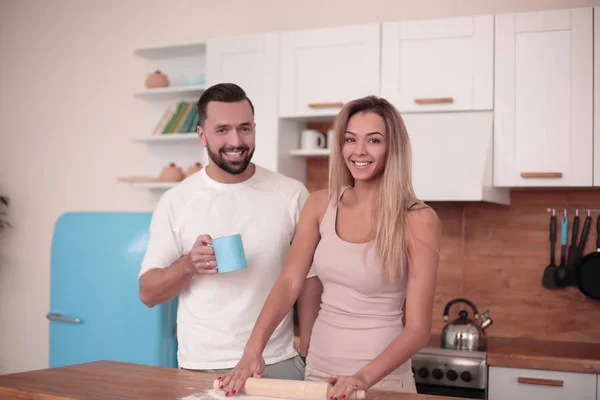 Pareja joven en la cocina en un día libre — Foto de Stock