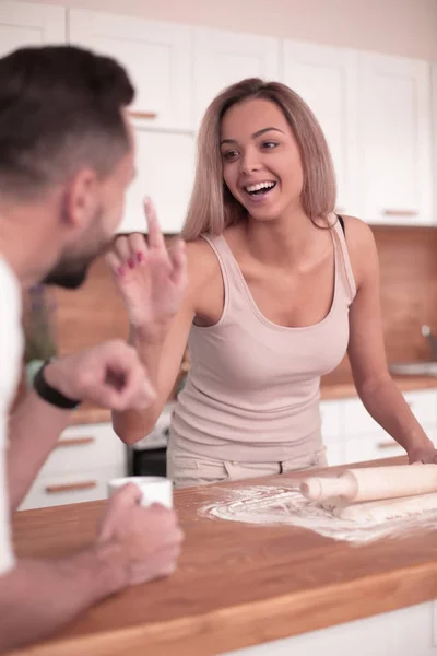 Jeune couple préparant des gâteaux faits maison dans leur cuisine — Photo