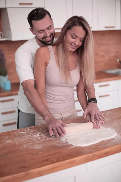 Fecha. jovem casal preparando croissants juntos — Fotografia de Stock