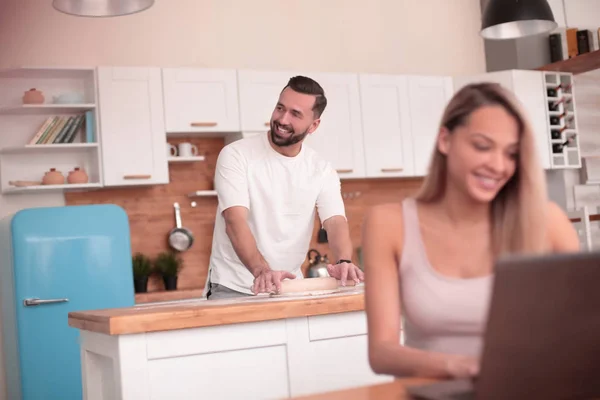 Casal moderno passa tempo na cozinha — Fotografia de Stock