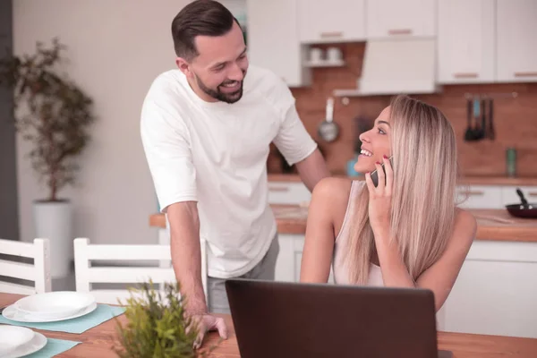 Lyckligt gift par chatta med sina vänner online — Stockfoto