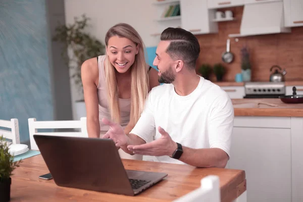 Feliz pareja joven discutiendo información en Internet — Foto de Stock