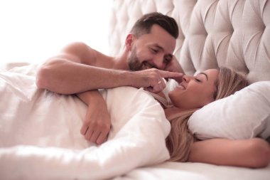 Kapat. Sevgi dolu bir çift birlikte uyanır.