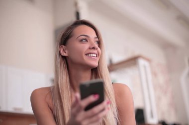 yakın kapatın. akıllı telefon ile gülümseyen genç kadın