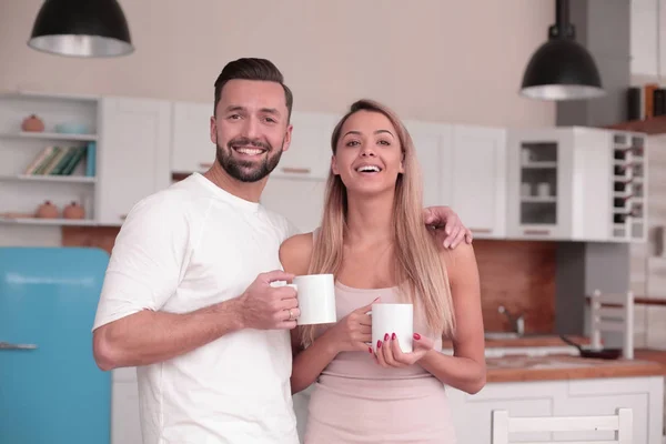 Sueños de una joven pareja de pie en su cocina — Foto de Stock