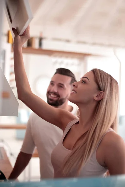 Fecha. jovem casal de pé em sua cozinha — Fotografia de Stock