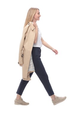 yan görünüm. kendine güvenen genç bir kadın ileri adım.