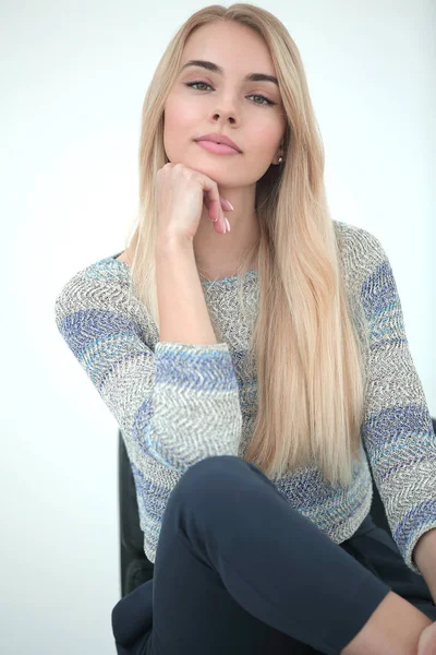 De cerca. mujer de negocios joven y elegante sentado en una silla — Foto de Stock