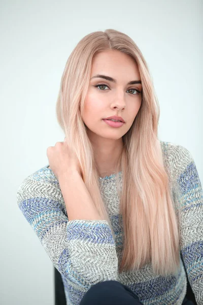 Close up. stylish young business woman sitting on a chair — Stock Photo, Image