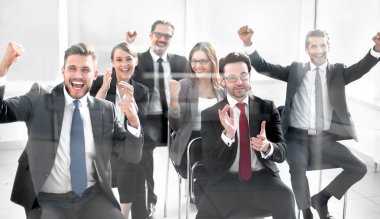Konferans odasında oturup mutlu iş takım.