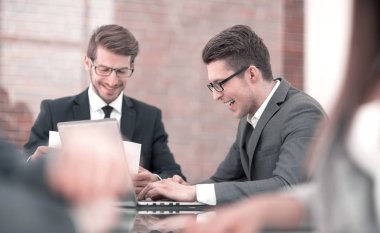 Kapat. İş ortakları sözleşmenin şartlarını tartışıyor.