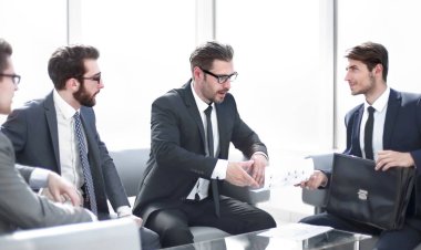 iş ortakları yeni sözleşmenin koşulları tartışıyor.