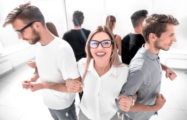 Herkesdaire oluşturacak şekilde ayakta arkadaş grubu
