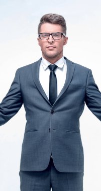 ciddi adam izole standları