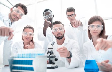 Laboratuvar teachnican modern bir laboratuarda çalışma grubu