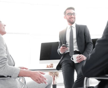 Aletleri kullanan işçiler, çalışma molası.