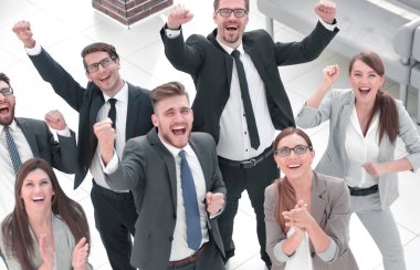 en iyi view.happy iş takım birlikte ayakta ve kameraya bakıyor